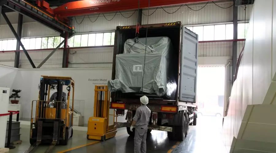 “熱火朝天迎下線，風(fēng)雨無阻忙發(fā)運(yùn)”—西尼機(jī)電 · 斯圖加特重載自動(dòng)人行道下線、發(fā)運(yùn)儀式隆重舉行！